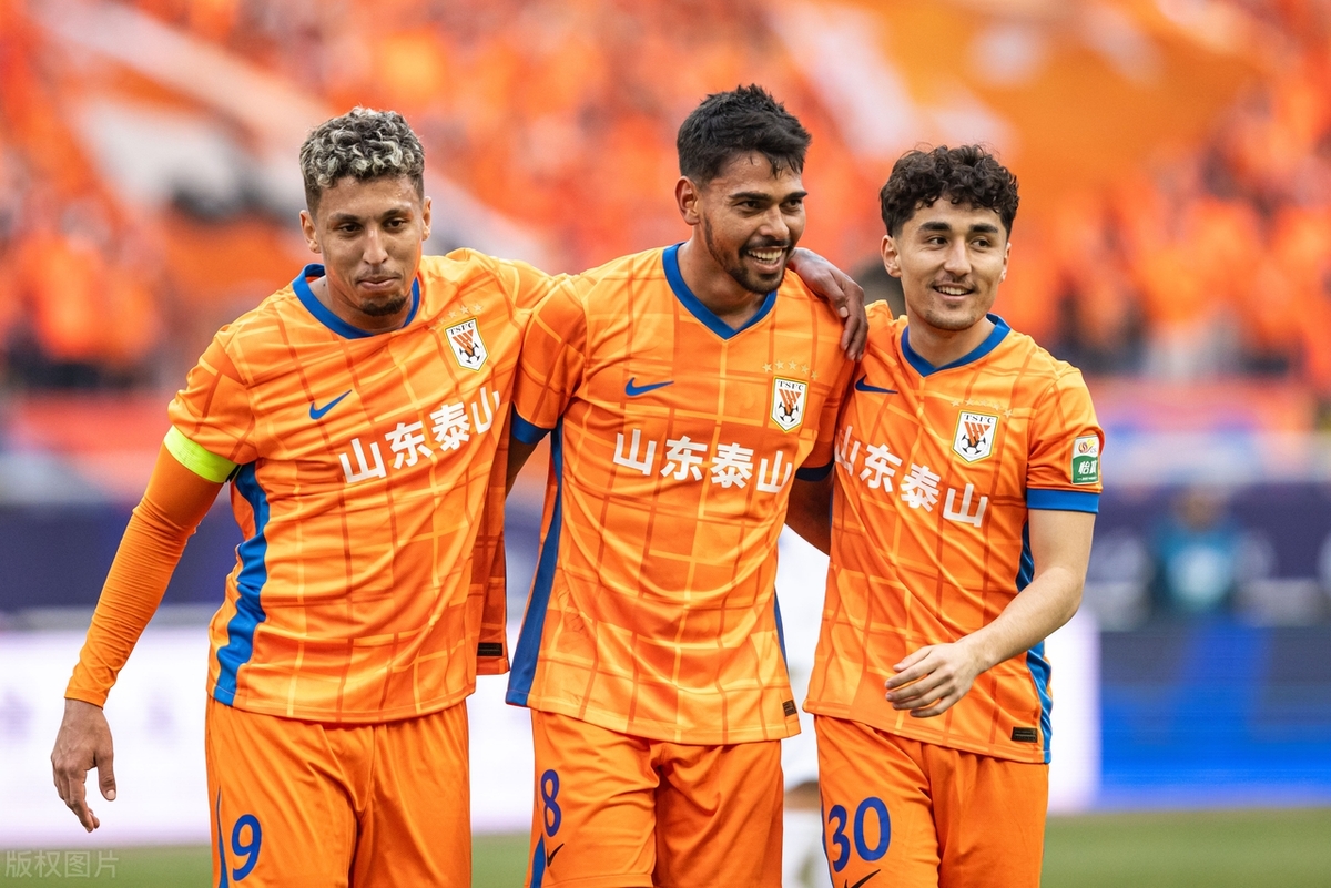 九游APP-关于关键时刻突围战来临，山东泰山围绕英超主帅复盘，底气十足，更衣室氛围转暖的信息