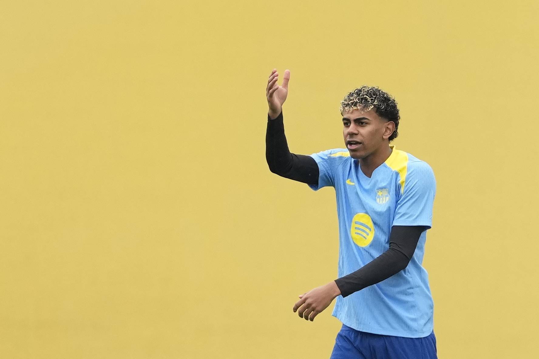 九游游戏中心-包含Rookie在独行侠比赛中晋级巴塞罗那状态回暖备战欧冠，清晨阿森纳单刀错失看傻球迷的词条